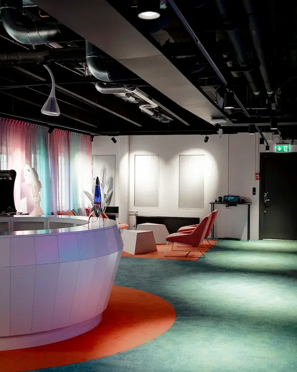 Modern och nymålad kommersiell lokal med svart industritak och färgglada detaljer. Herrängens Måleriteknik utför måleri vid hyresgästanpassning.