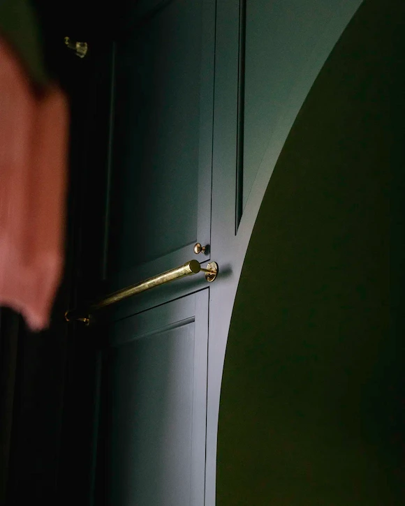 Professionell snickerimålning av högsta kvalitet. Vi erbjuder heltäckande måleritjänster för privatpersoner som vill fräscha upp sina hem.