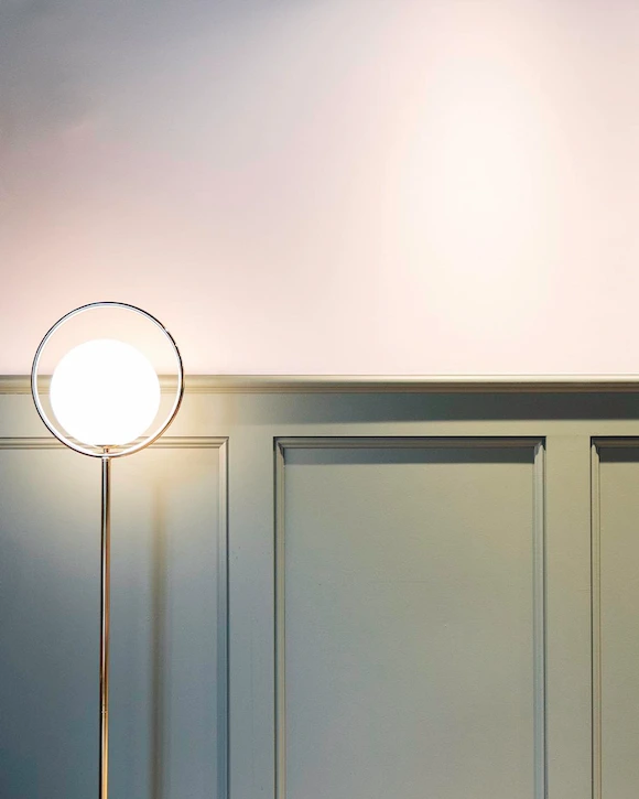 Nymålad bröstpanel med perfekt finish. Herrängens Måleriteknik hjälper dig att modernisera hemmet med ROT-avdrag.