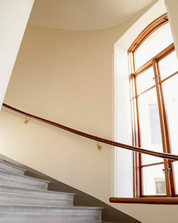 Nymålade ljusa väggar i ett vackert trapphus. Vi på Herrängens Måleriteknik är experter på trapphusmålning, marmorering och retuschering.